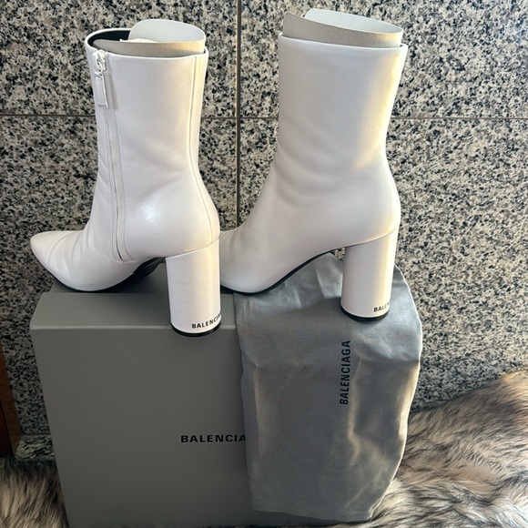Balenciaga Logo Boots - Picture 12 of 16